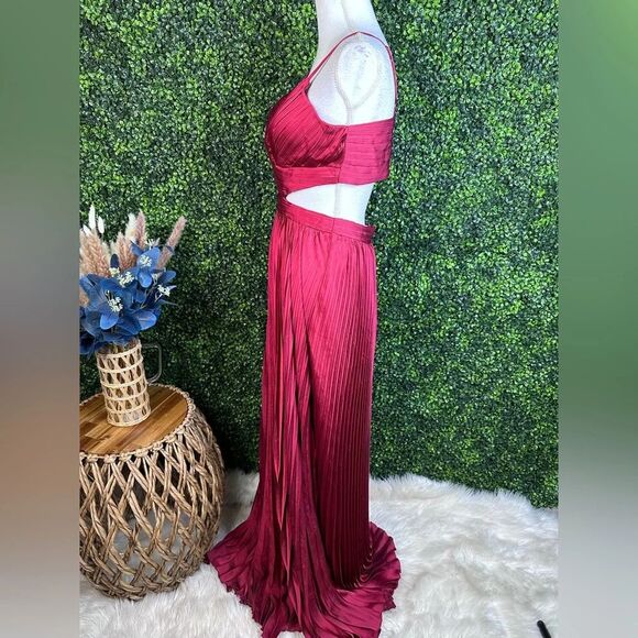 NWOT Lulu's cherry red side cut out pleated Maxi gown - Picture 8 of 12